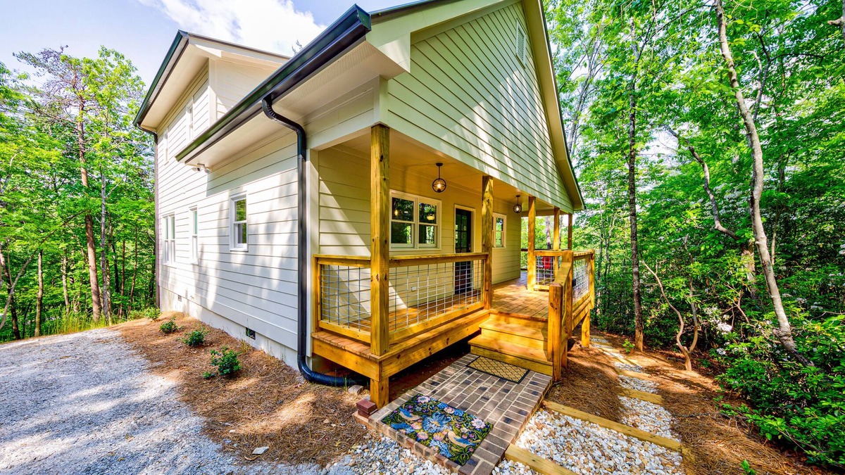Dahlonega Cabin | Modern mountain-view retreat with private deck, firepit, grill, fireplace, & W/D