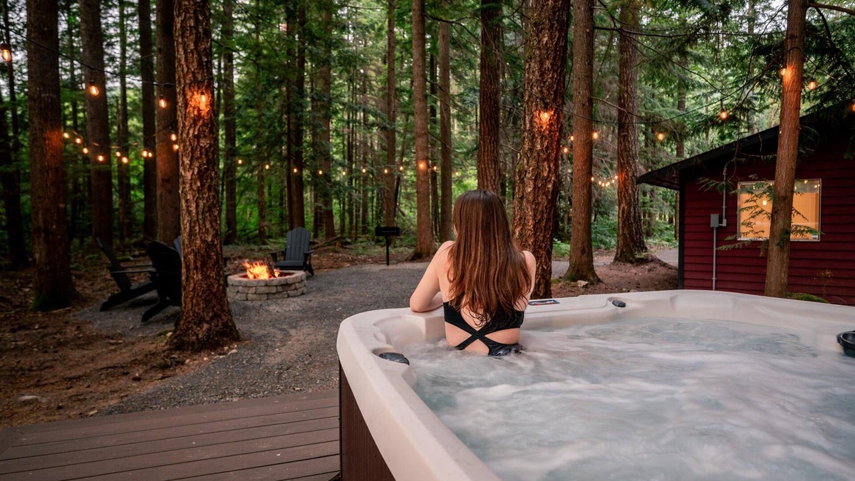 Peaceful Valley Cabin | Modern Mt. Baker Cabin With NEW Private Hot Tub