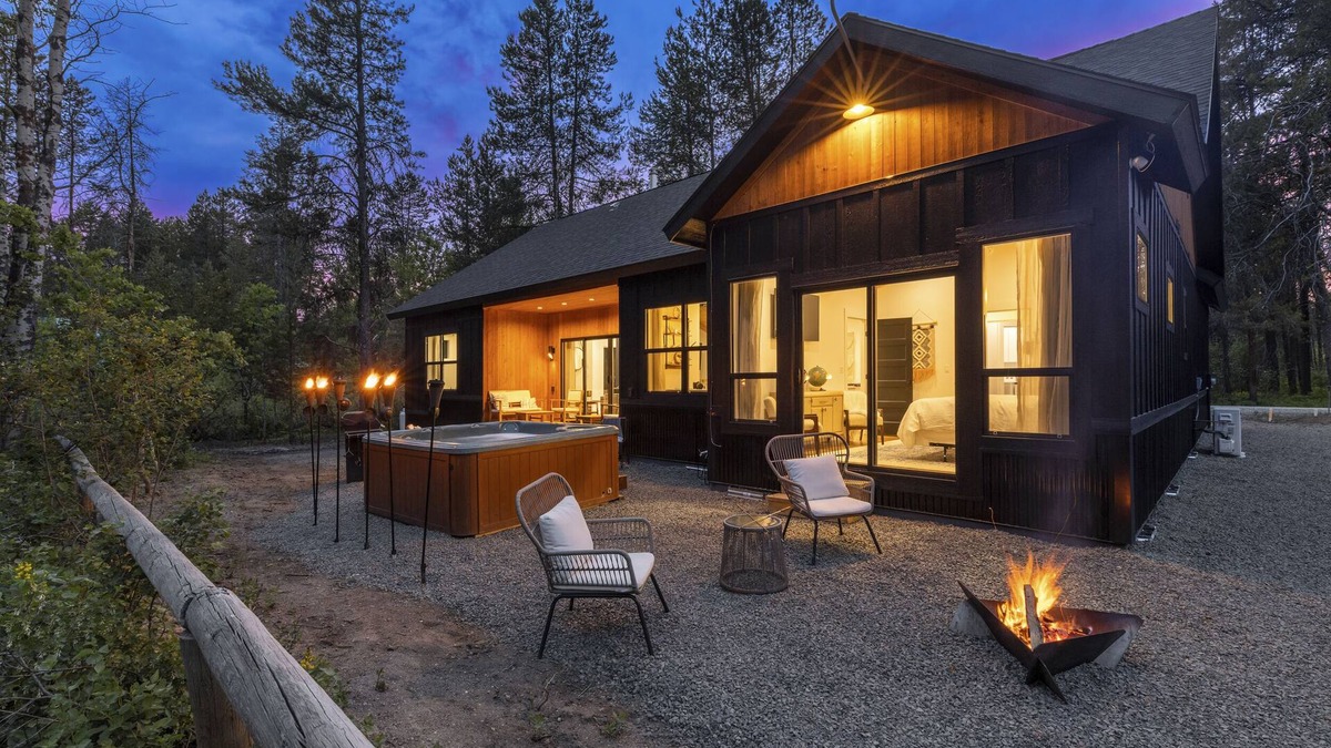 Donnelly Cabin | Modern Mtn Retreat: Lakefront, Direct Beach Access & Hot Tub by Tamarack Resort