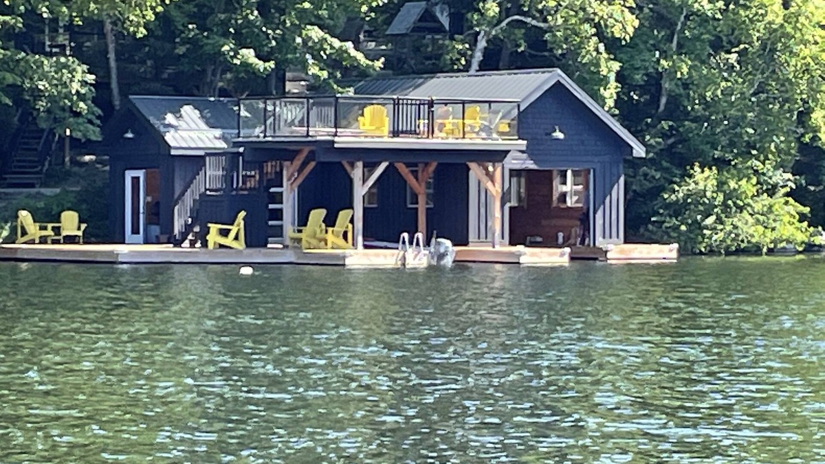 Seguin Cottage | Modern Muskoka Gem with Gorgeous Lake View, Sleeps 10 -Minimum Stay 28 days
