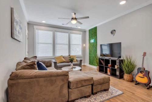 The Nations House | Modern Nations Condo - Walkable - 5 Mi Downtown