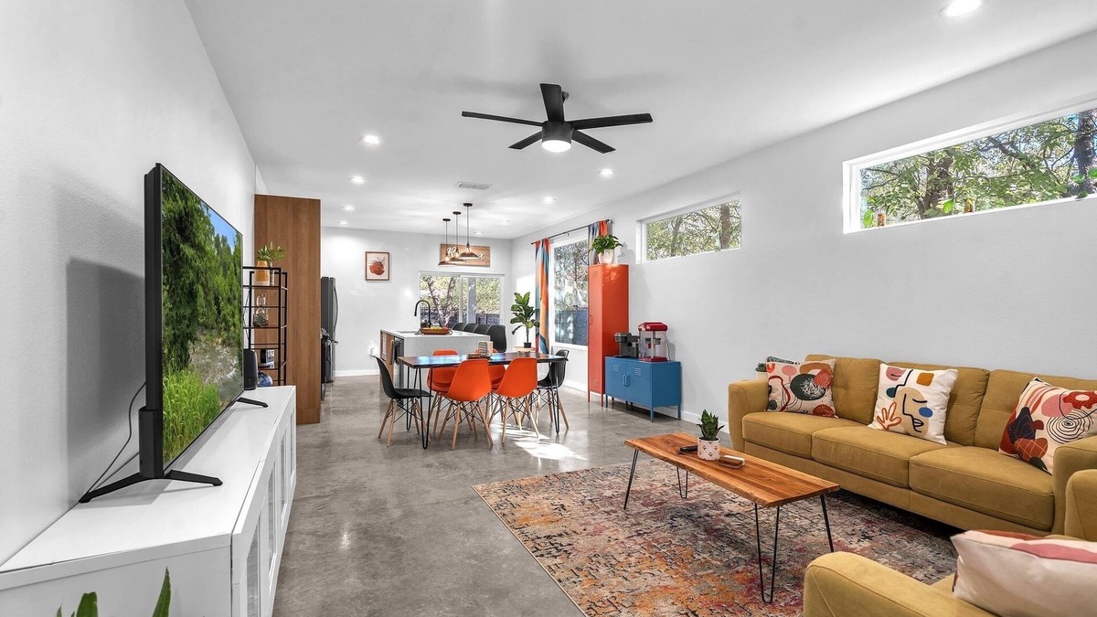 Pecan Valley House | 🌺 MODERN NATURE - 2 STORY DOWNTOWN DELIGHT 🌼