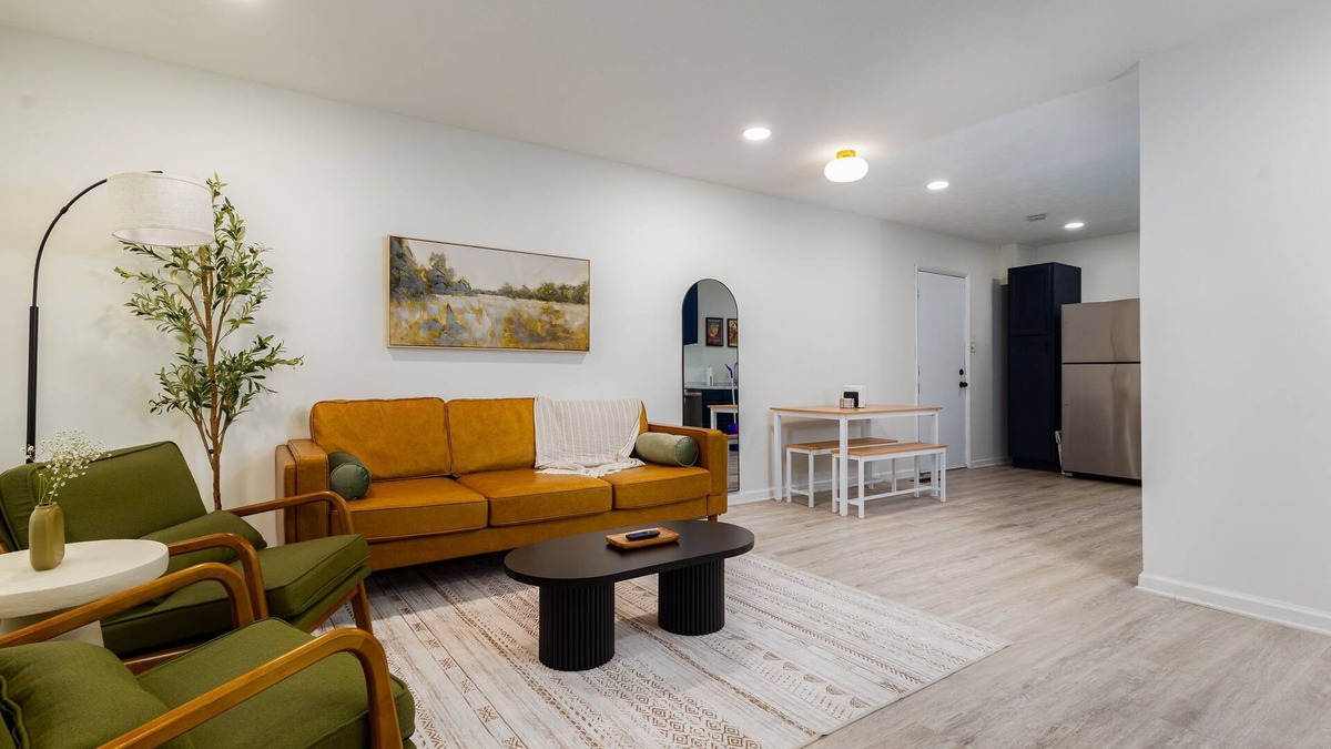 South Bend House | Modern ND Bungalow Cornhole/Pong/FirePit Sleeps 6+