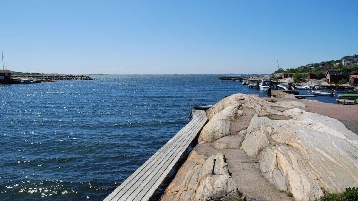 Haellsvik House | Modern New England villa in archipelago environment with large terrace and proximity to swimming.