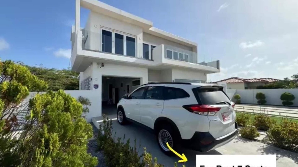 Kamay House | Modern New 3BR house with a splash of glam+Pool.5 Min from Palm and Eagle Beach.