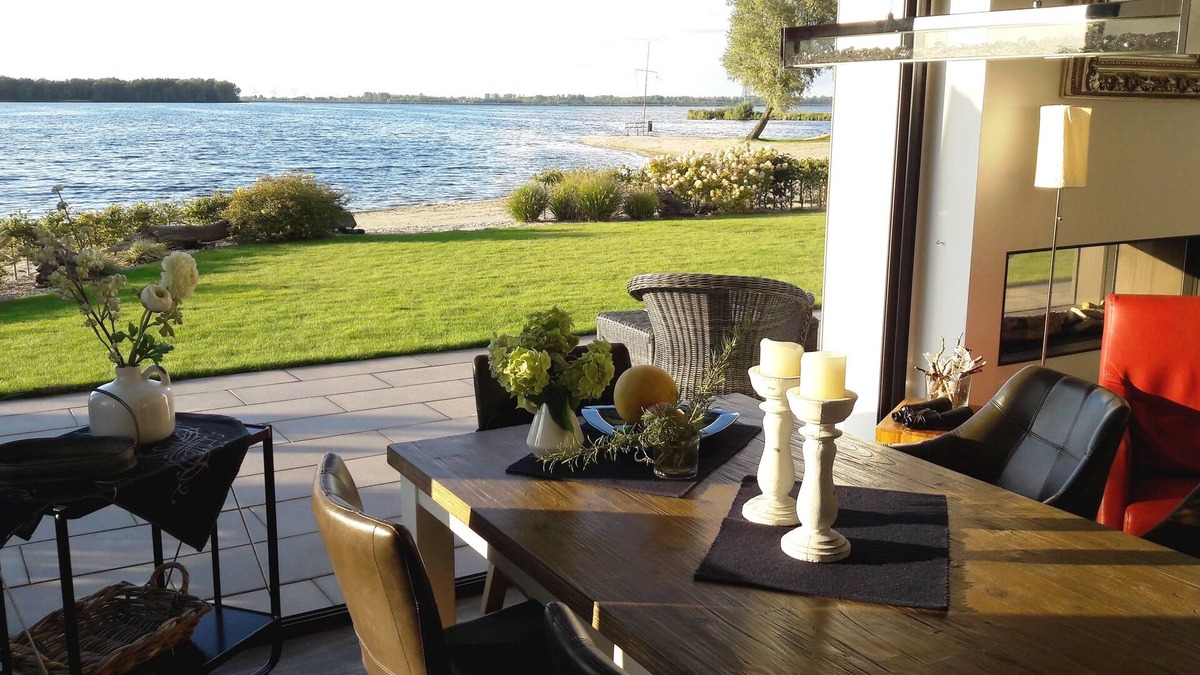 Hulshorst House | Modern new beach house - right on the water - large roof terrace/free WiFi