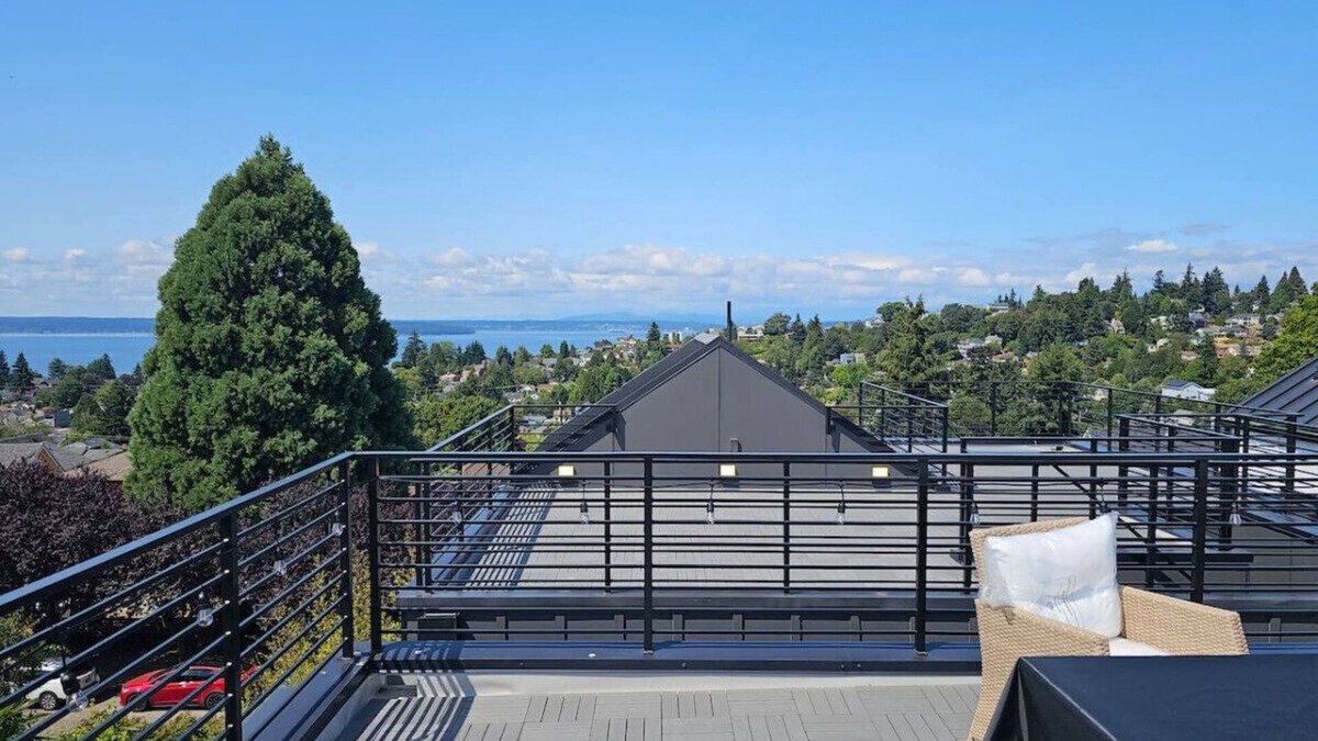 Genesee House | Modern new home w/water views