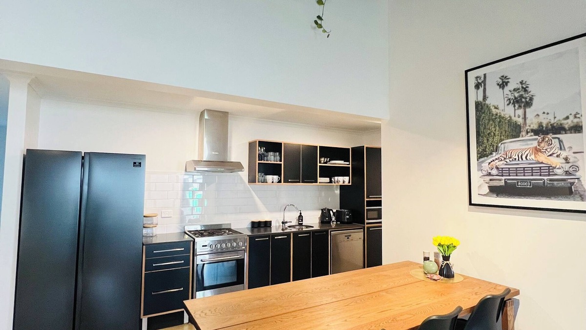 Australind House | Modern New Yorker Inspired Townhouse~ Full kitchen-Fast Wifi- Near Bunbury
