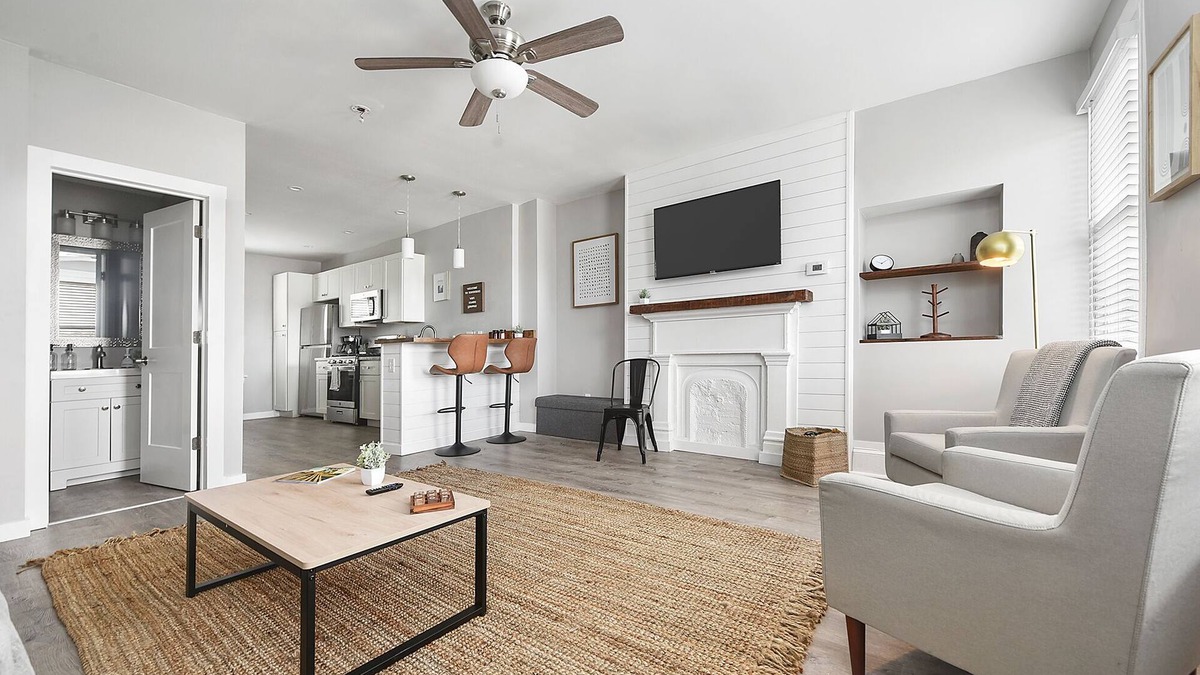 South Side Slopes House | Modern Newly Renovated Duplex 6BR/3BR Sleeps 16