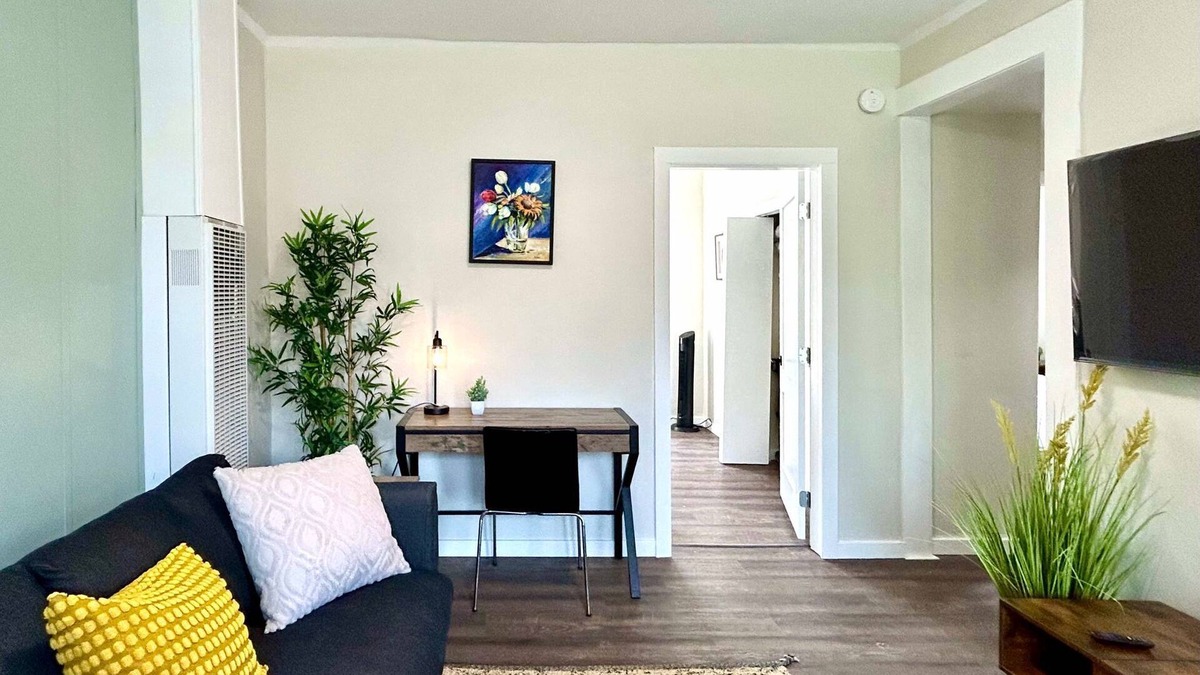 Renton House | Modern & Newly Renovated-Centrally located/King Bed/Free Parking