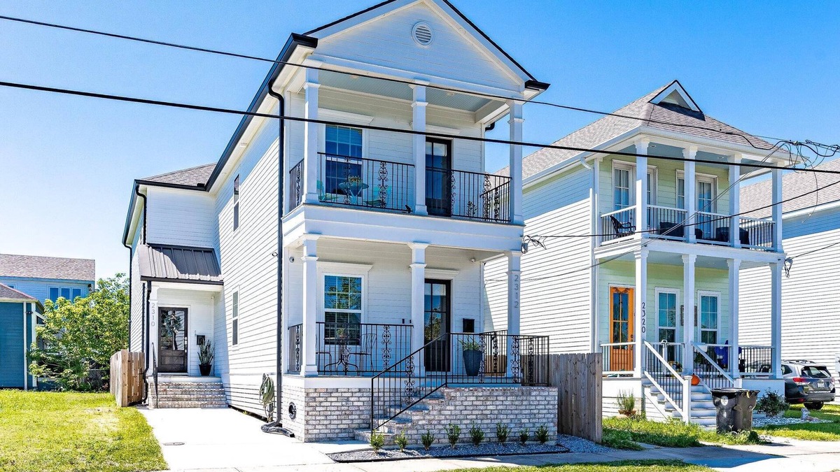 Tulane - Gravier Apartment | Modern NOLA Retreat: 3BR Home on Lafitte Greenway - Centrally Located Oasis