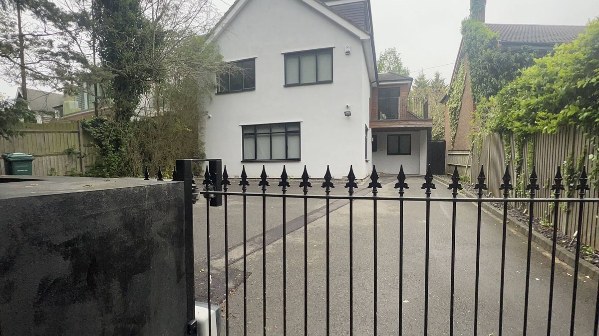 Underhill House | Modern North London Oasis - Modern House w/ Parking and Garden