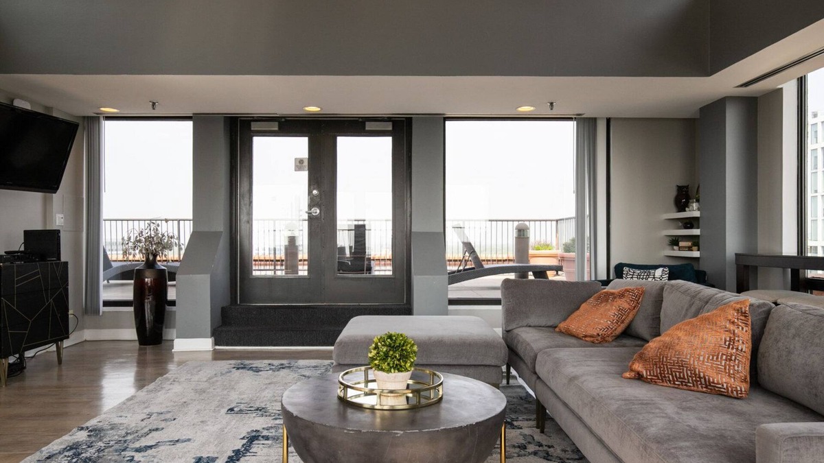 Oak Park Apartment | Modern Oak Park 1BR w/ Lounge & Rooftop, 3 blocks to L, by Blueground