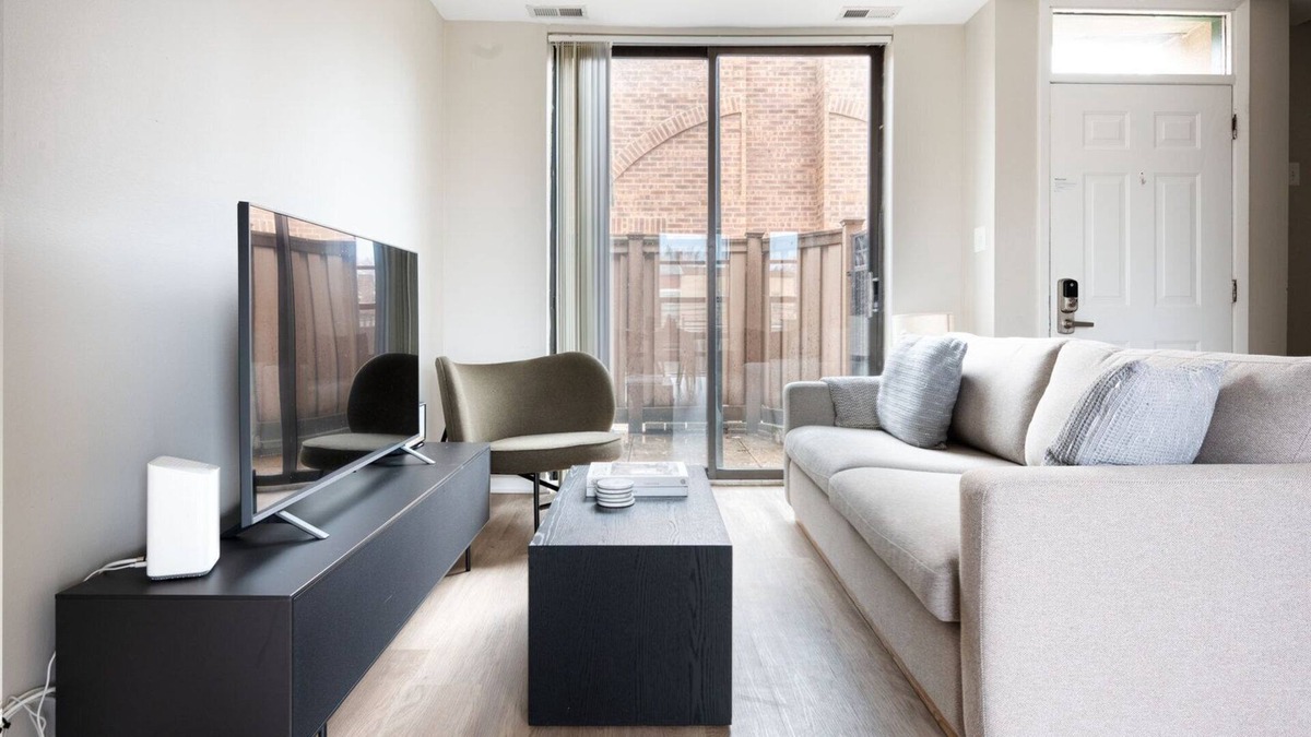 Oak Park Apartment | Modern Oak Park 2BR w/ Lounge & Roof, nr Downtown, by Blueground