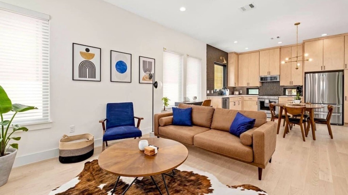Elmhurst Heights House | Modern Oasis - Close to Downtown - Private Yard + 1 Car Garage