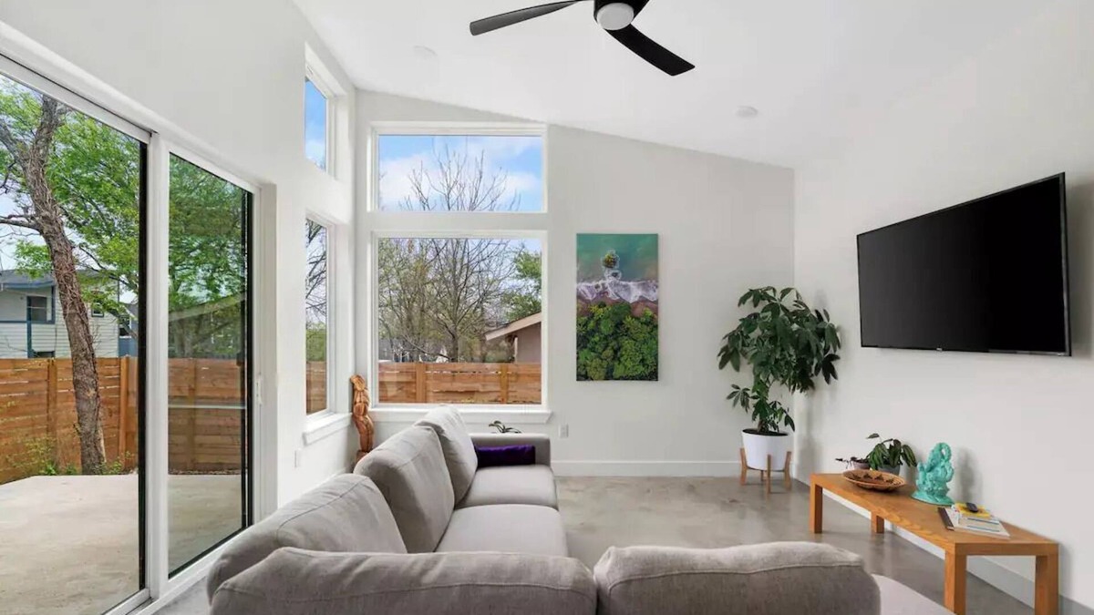 St. Johns House | Modern Oasis in Central Austin | 8 min from DT