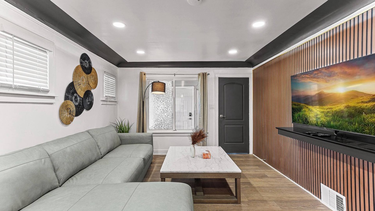 Detroit House | Modern oasis W/Game room/fenced yard-smoke room- Fits 16+ guests.