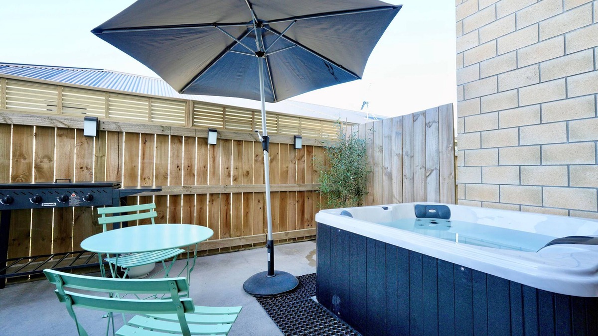 Hamilton House | Modern Oasis with Spa, close to chopping centre!