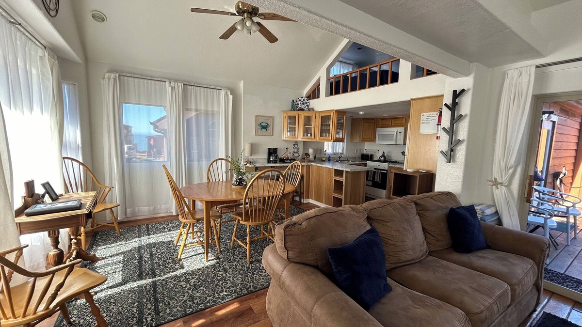 Smith River Cabin | Modern Ocean Cabin 27 Stylish Kitchen & Jacuzzi & Private Beach (Private Beach Owned by White Rock Resort)