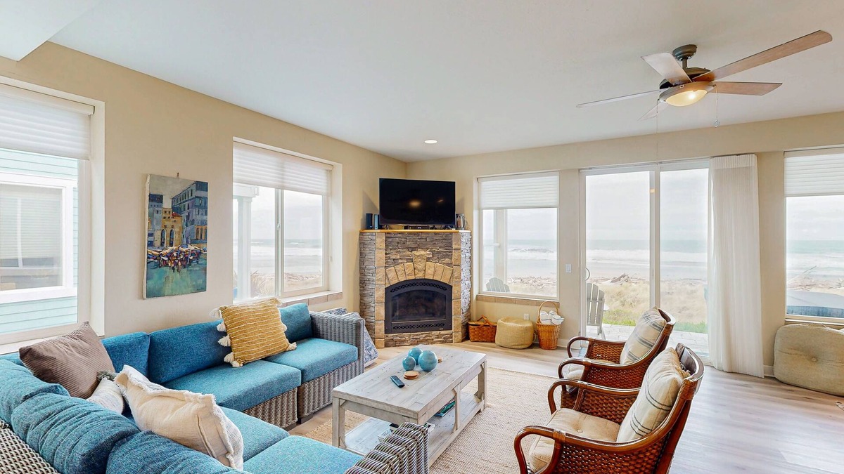 Gold Beach House | Modern oceanfront home with private hot tub, patio, & gas fireplace