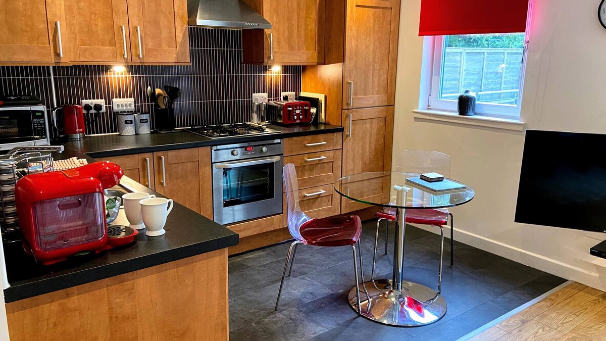 Restalrig Apartment | Modern one-bed apartment in quiet location. Free car parking space. Sleeps 2.