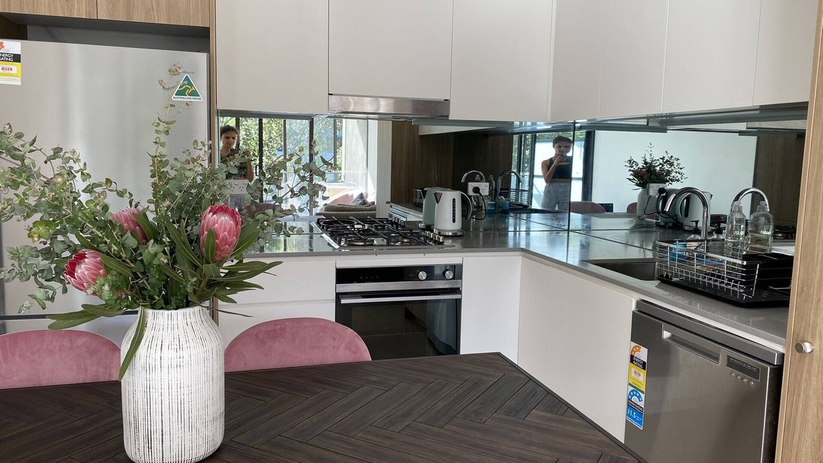 Waterloo Apartment | Modern one-bedroom apartment in Sydney - 20 minutes from Bondi Beach!