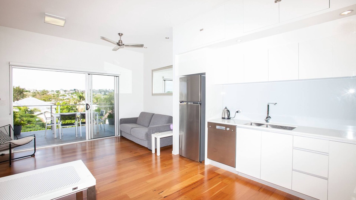Hawthorne Apartment | Modern One Bedroom on Top Floor, Parking and Wifi-Walk to Ferry, Shops and Cafes
