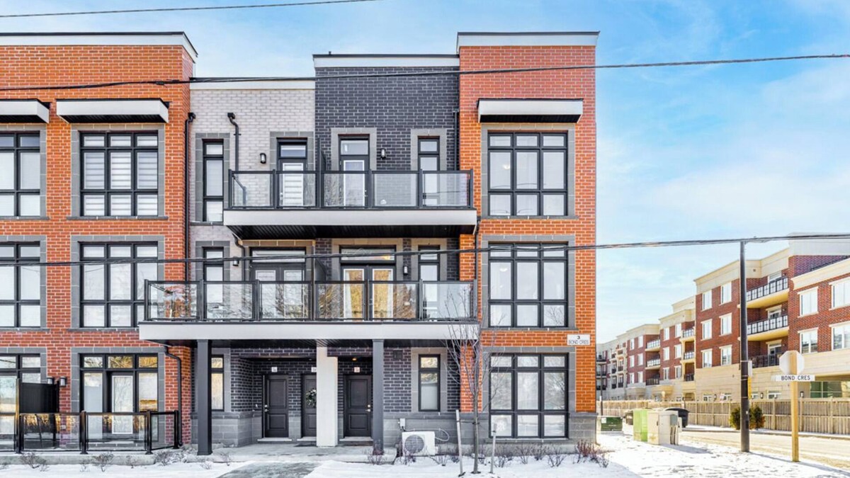 Richmond Hill House | Modern open-concept, 2-bedroom townhouse with plenty of natural light.