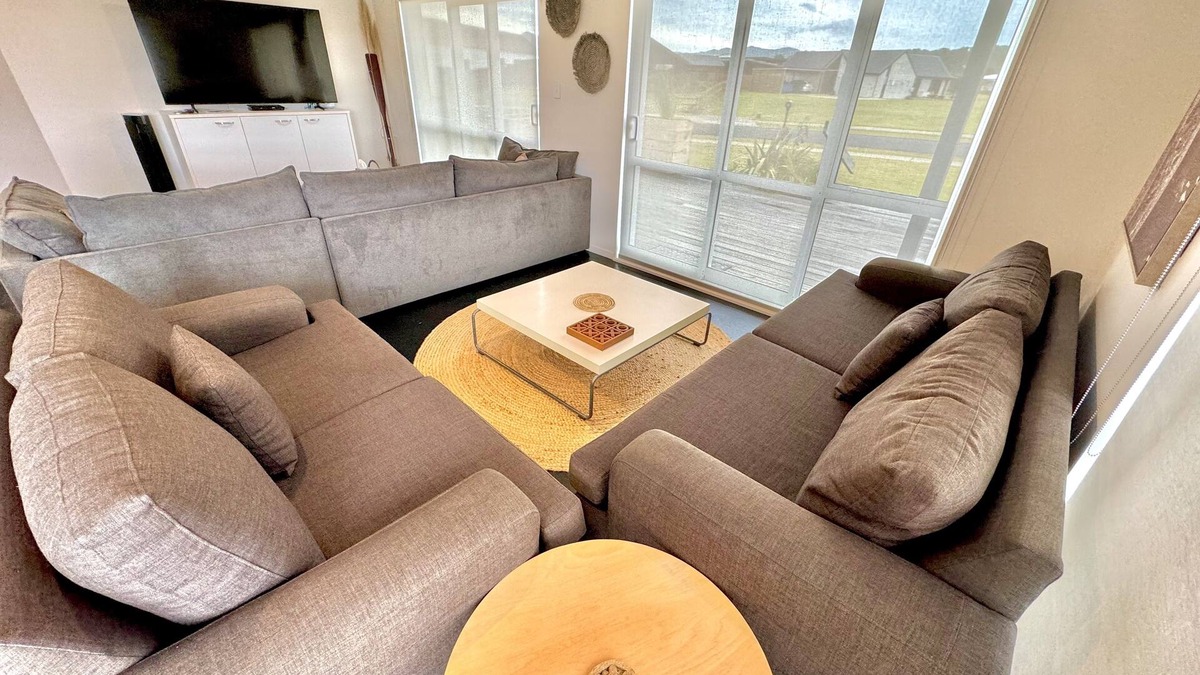 Matarangi House | Modern, open plan & spacious. Walk to Estuary. Perfect for families & friends.