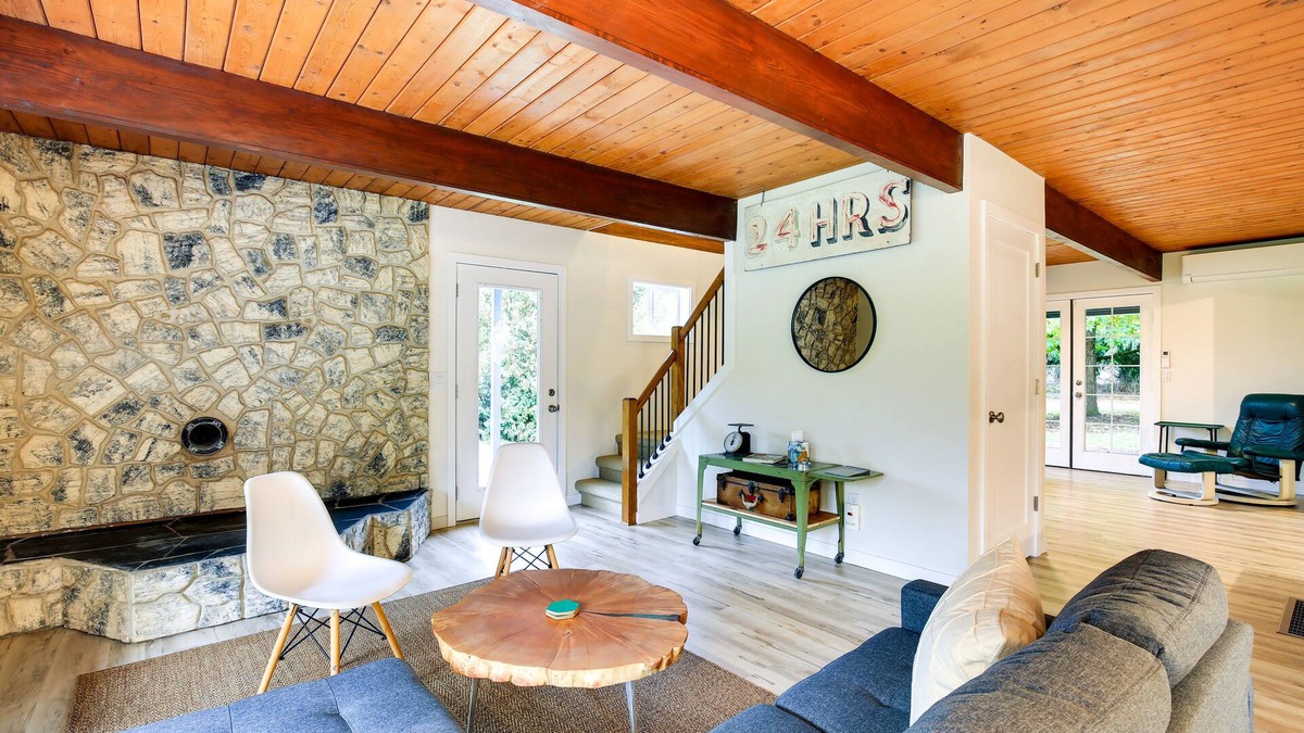 Carver House | Modern Oregon Getaway w/Fireplace, Yard & Deck