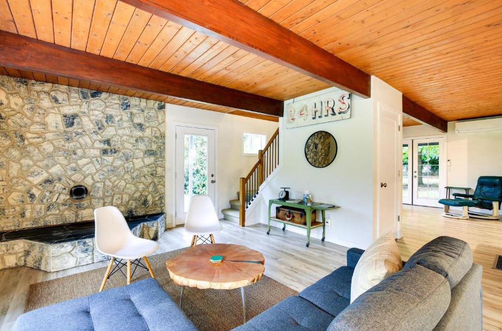 Carver House | Modern Oregon Getaway with Fireplace, Yard and Deck