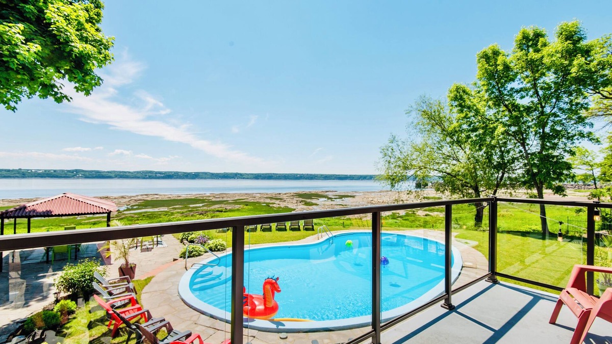 Saint-Laurent-de-l'ile d'Orleans Villa | Modern & Peaceful Villa -Amazing View -8 bedrooms -9 baths -Hot tub - Quebec