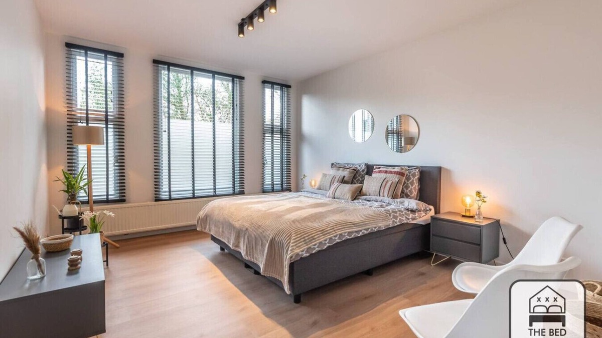 Amsterdam South Apartment | Modern Pearl Room in Peaceful Amsterdam Zuid | Walk to Forest + Free Parking