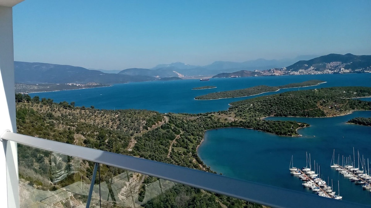 Kiyikislacik Apartment | Modern penthouse apartment with stunning views of the Aegean.