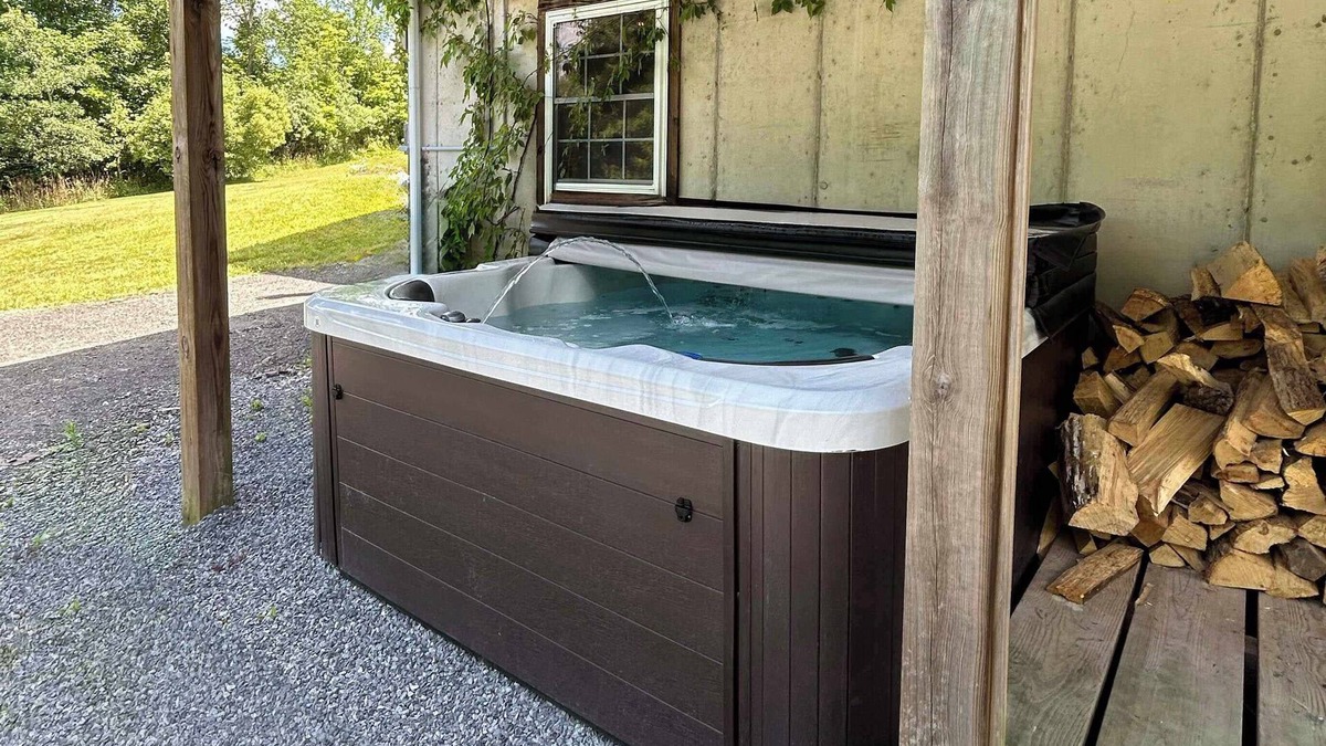 Cornwallville House | Modern, Pet-Friendly, Hot Tub and Fire Pit!