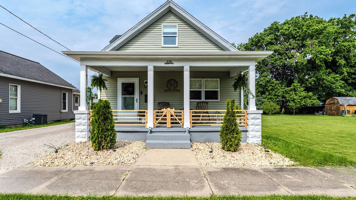 Ottawa House | Modern pet friendly house near Starved Rock! Fully fanced yard!