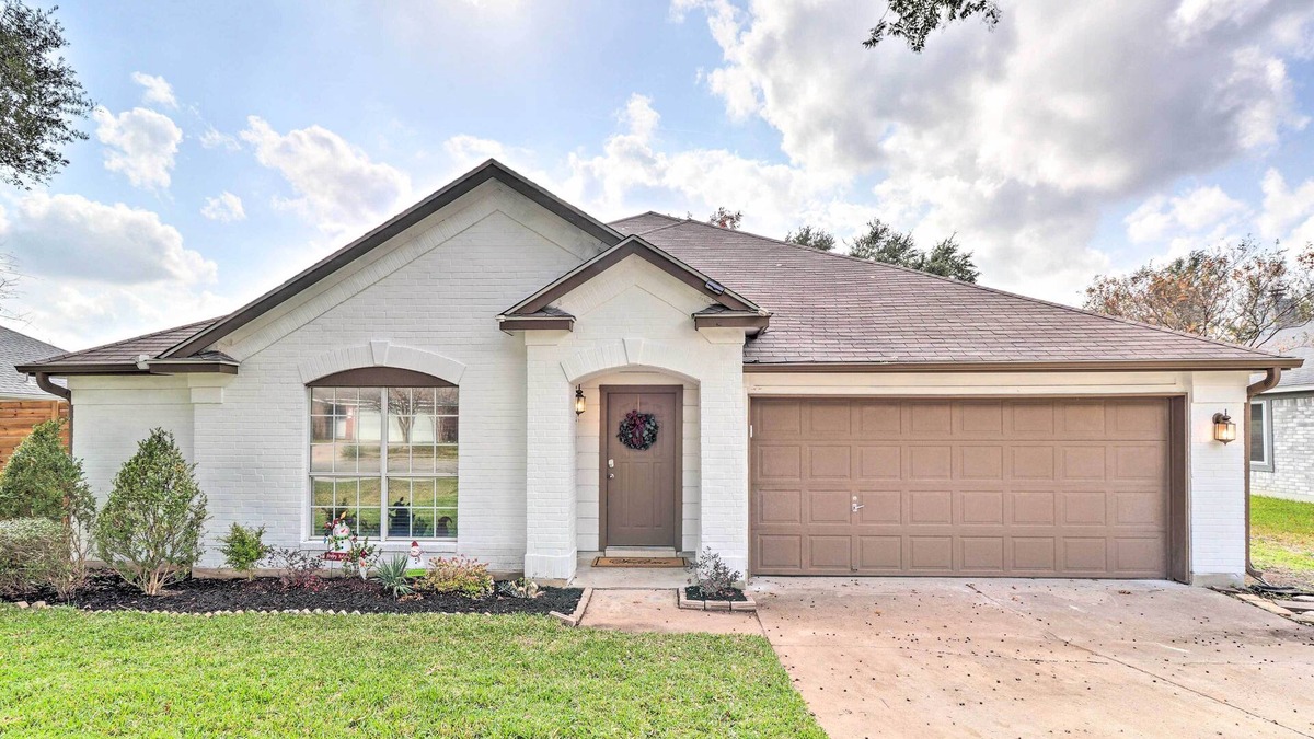 Pflugerville House | Modern Pflugerville Getaway w/Private Pool!
