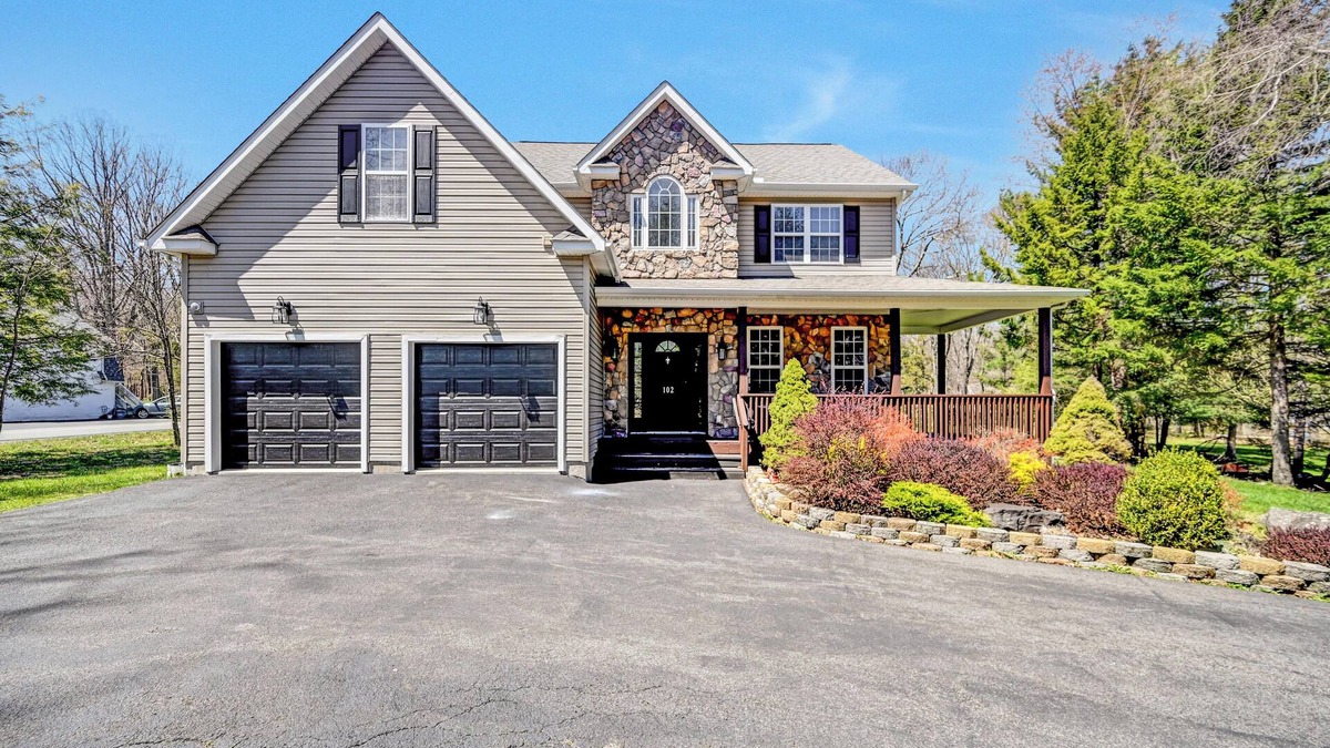 Pocono Summit House | Modern Pocono Home w/Game Room, Deck & Firepit, super close to Kalahari Resort