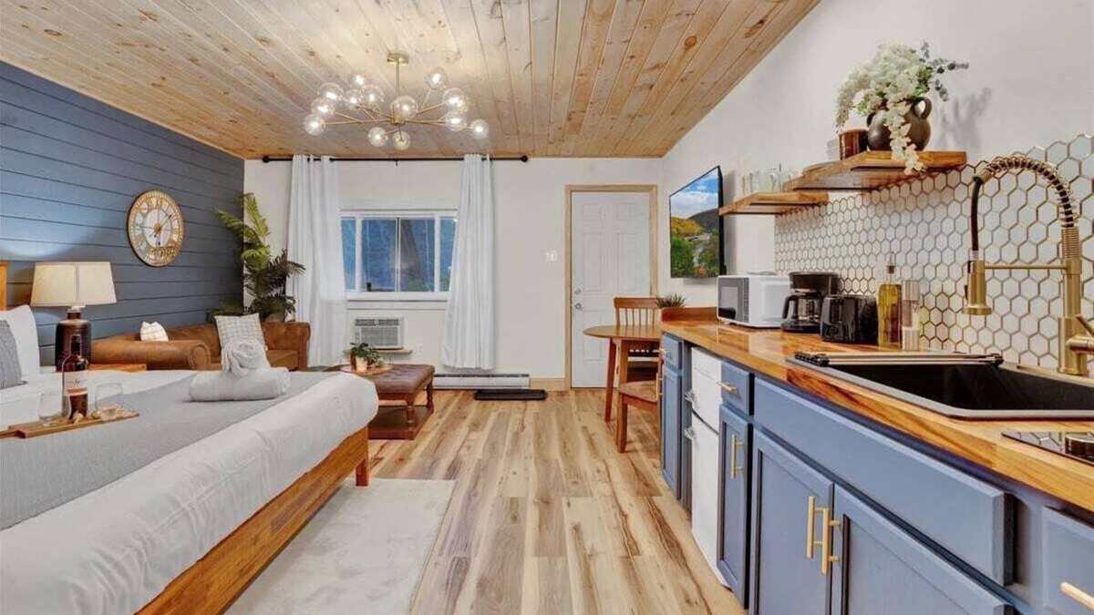 Canadensis Hotel | Modern Pocono Charmer | Firepits | Pet-Friendly