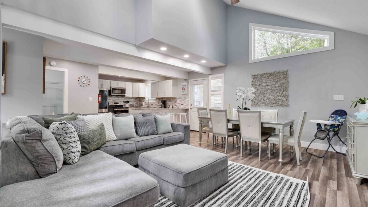 Tobyhanna House | Modern Poconos Central Cozy 5BR Home - Game Room