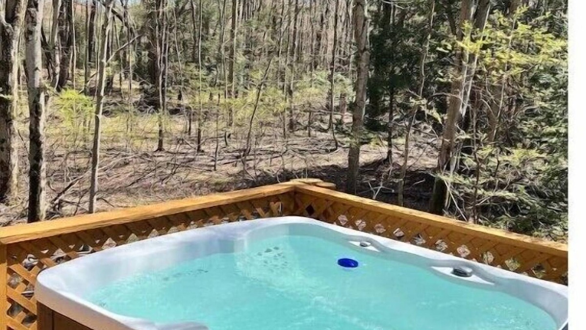 Drums House | Modern Poconos House, 3br 2ba, HOT TUB, Privaten