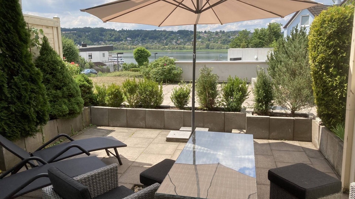Scheid Apartment | Modern, premium lake view vacation apartment over 2 floors
