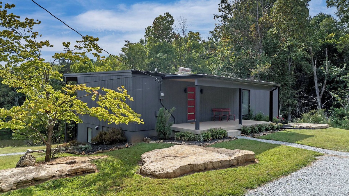 Coxs Creek House | Modern, private 3 bedroom 3 bath retreat in the heart of bourbon country.