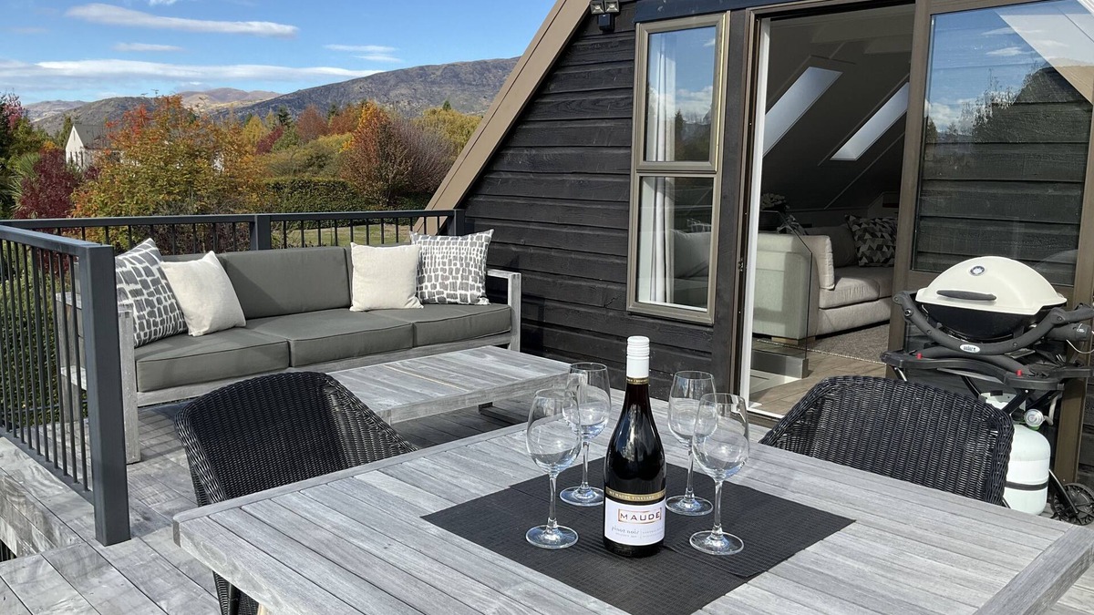 Wanaka Apartment | Modern private and quiet apartment, centrally located. Garden and mountain views