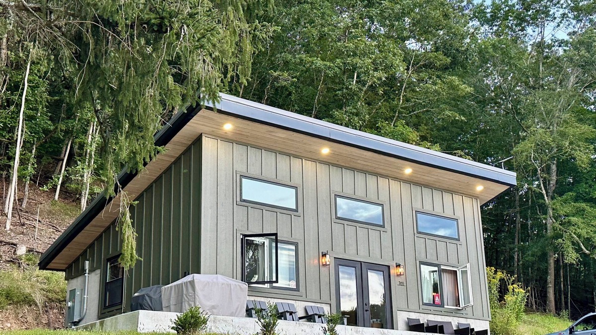 Marlinton Ski Chalet | Modern + Private Cabin in Marlinton, WiFi, single level, trail side! New 2025