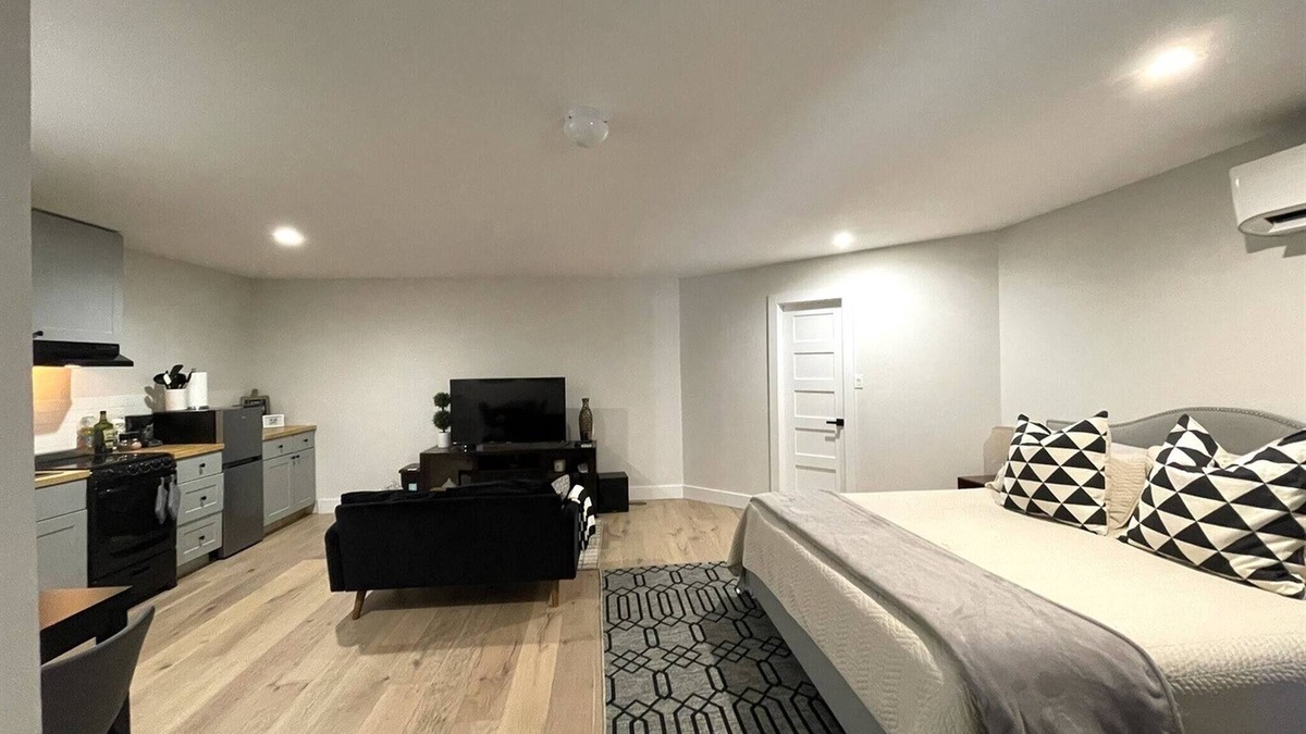 Spicewood At Bullcreek House | Modern Private Guest Studio Sep. Entry Easy Park