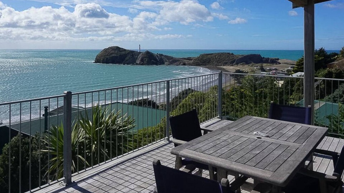 Castlepoint House | Modern private house with stunning ocean viewsn