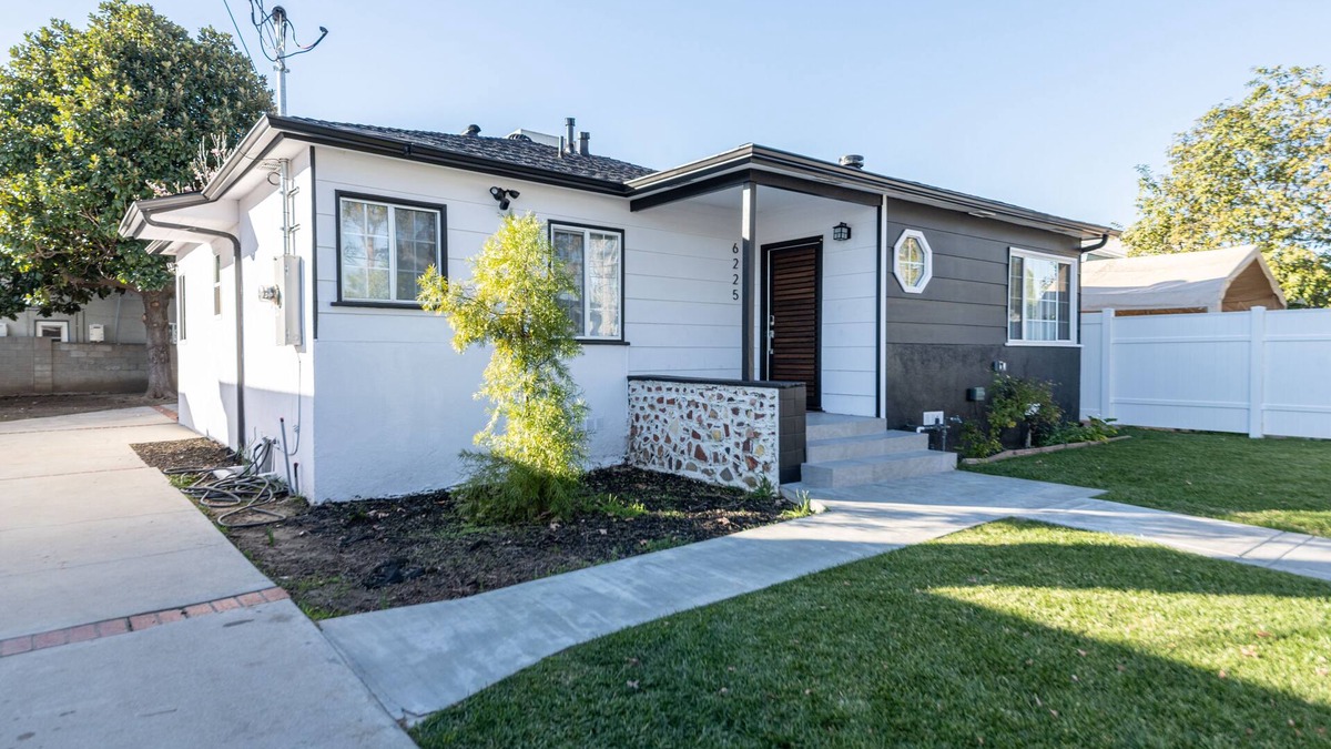 Van Nuys House | Modern & Private Los Angeles Gem | Family Friendly