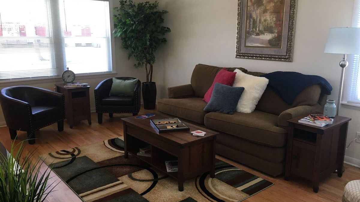 Kenosha House | Modern! Professionally Cleaned, Self Check In - Sleeps 10