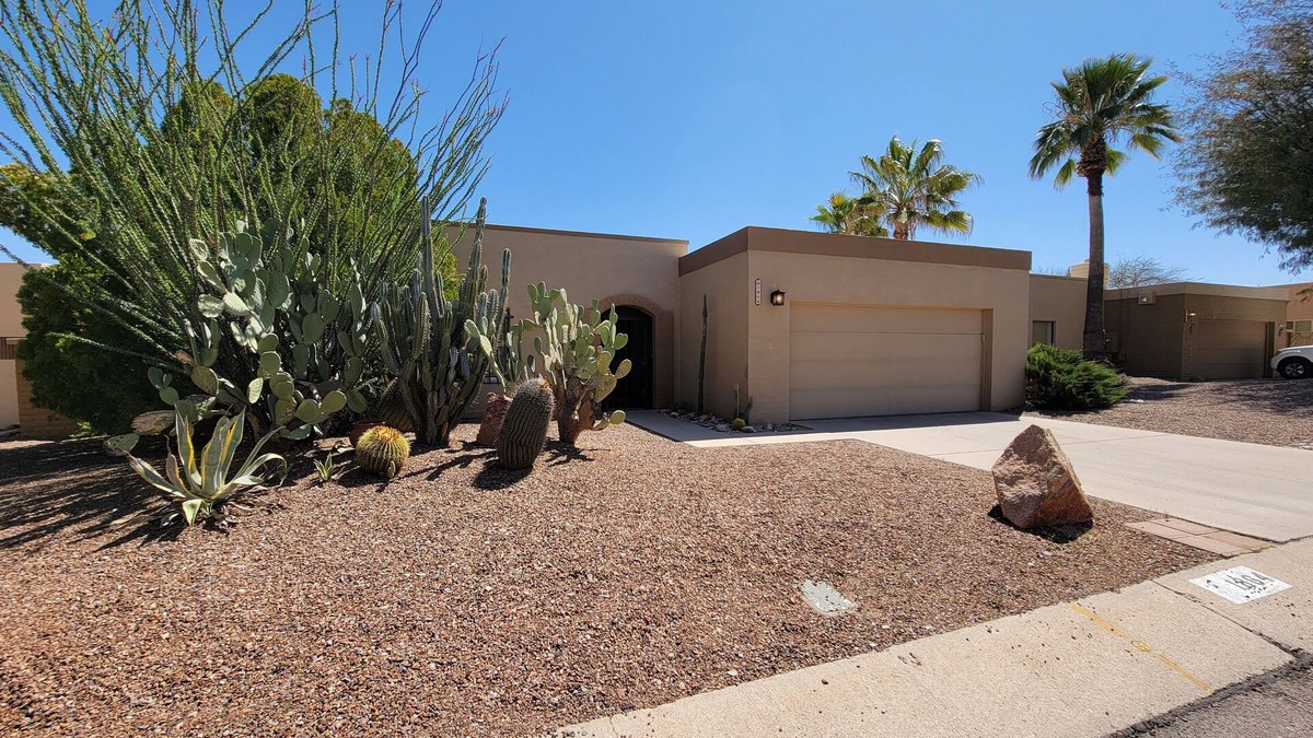 Tucson House | Modern ranch house in East Tucson is set up for a perfect temporary stay